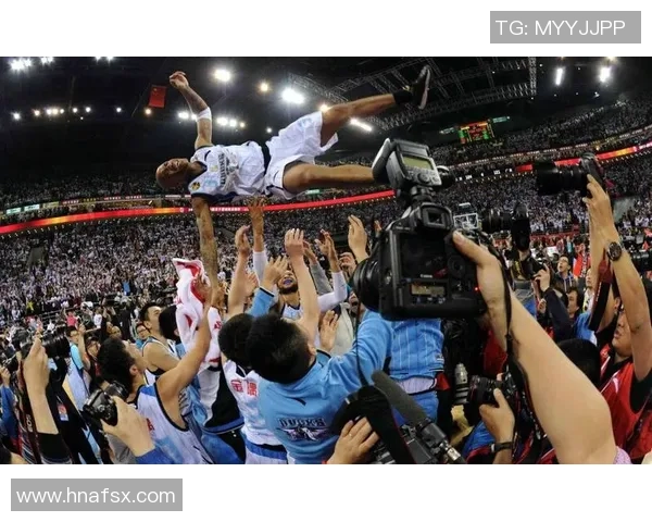 马布里在赛场上突破姚明的传奇瞬间与篮球精神的完美交融